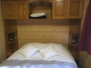 2 bedrooms, travel crib, WiFi, bed sheets