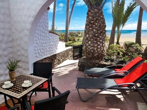 Outdoor dining - Luxury studio for beach lovers - apartment by the sea under palm trees (Costa Calma)