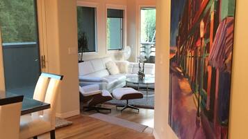 Een smart-tv, een open haard en een stereo