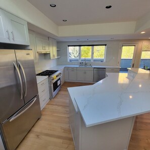 冷蔵庫、電子レンジ、オーブン、コンロ