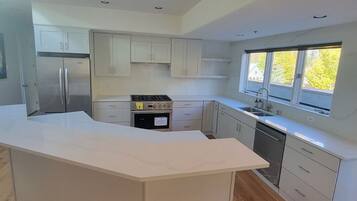 Een koelkast, een magnetron, een oven, een kookplaat