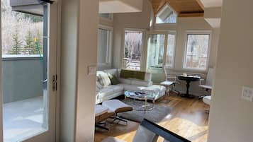 Een smart-tv, een open haard en een stereo