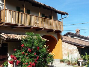 Exterior detail - Verduno center.  Charming two-room apartment with a view (Verduno)