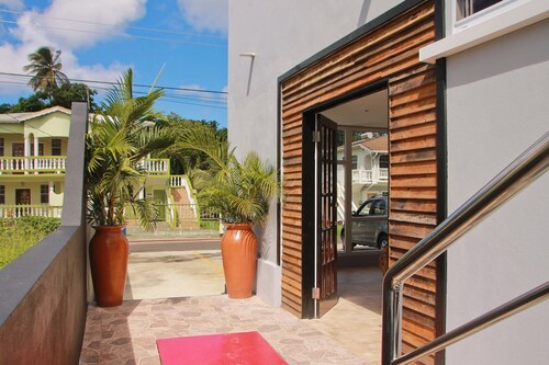 Operative Car Rental & La Porsuette Inn