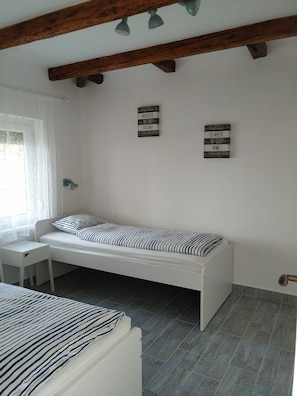 1 bedroom, soundproofing, travel crib, free WiFi