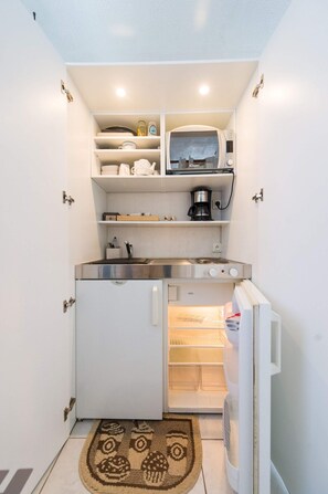 Kjøleskap, mikrobølgeovn, ovn og kokeplater