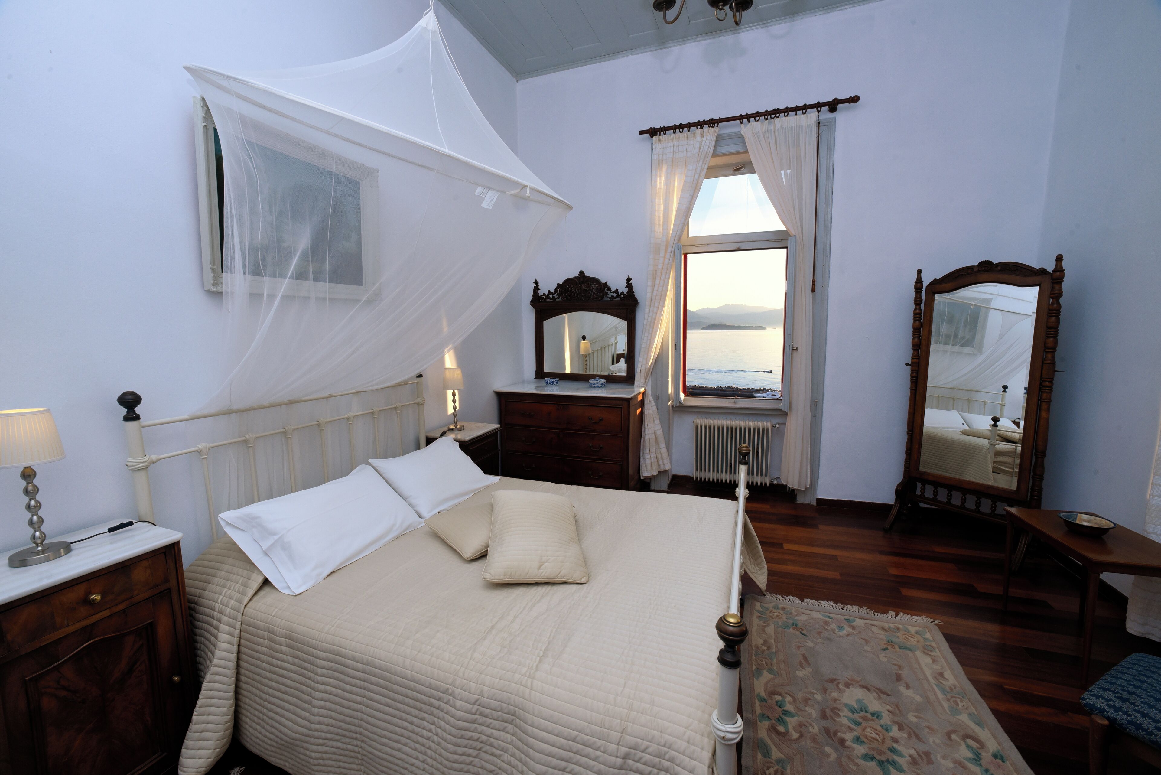 3 slaapkamers, een strijkplank/strijkijzer, reisbedje, gratis wifi