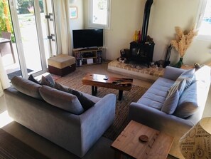 Smart-TV, DVD-Player, Bücher, Musikbibliothek