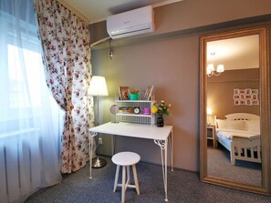 1 bedroom, desk, iron/ironing board, WiFi - Ambient călduros, confortabil Sudului 810 by MRG (București)
