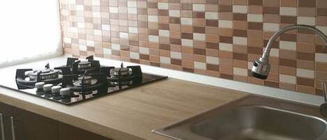 Kühlschrank, Mikrowelle, Herdplatte, Wasserkocher mit Kaffee-/Teezubehör