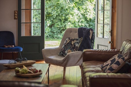 Smart TV, fireplace, Netflix, books. CLAYFIELD HOMESTEAD - rustic country accommodation