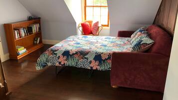 6 bedrooms, desk, iron/ironing board, free WiFi