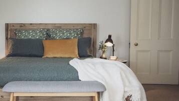 6 bedrooms, desk, iron/ironing board, free WiFi