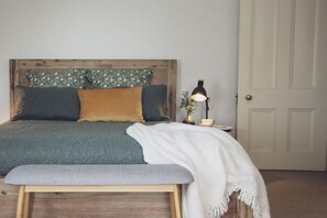 6 bedrooms, desk, iron/ironing board, free WiFi - CLAYFIELD HOMESTEAD - rustic country accommodation (Bishopsbourne)