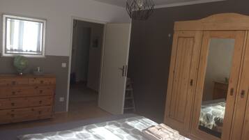 1 bedroom, travel crib, WiFi