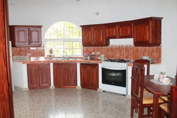 Frigorifero, forno, piano cottura, pentole/stoviglie/utensili
