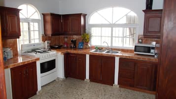 Refrigerador, horno, parrilla de estufa y utensilios de cocina