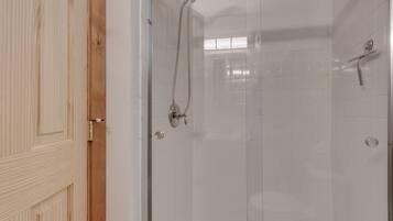 Douche, sèche-cheveux, serviettes fournies, savon