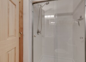 Shower, hair dryer, towels, soap - ~New~ Yellowstone Rock Studio (Gardiner)