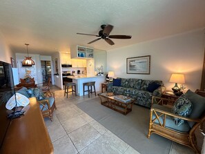 Een smart-tv en boeken