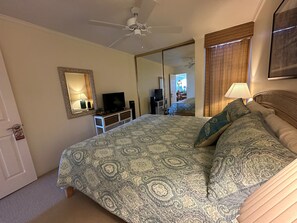 1 bedroom, iron/ironing board, travel crib, free WiFi - REDUCED RATES! 102 Lovely1 bedroom, 1 bath condo. (Lahaina)
