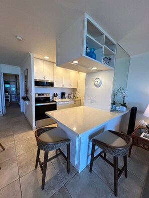 Køleskab, mikrobølgeovn, ovn, kogeplade