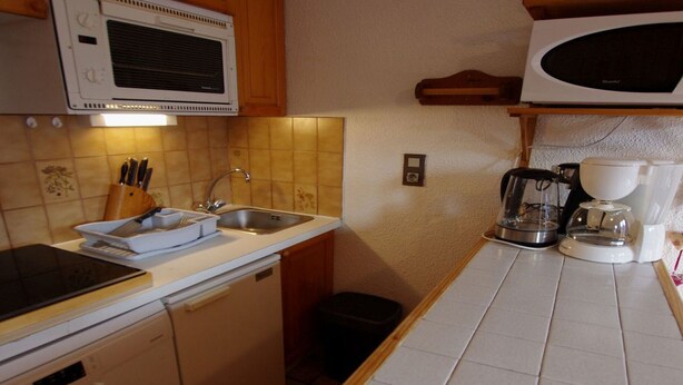 A compact kitchen with a microwave, coffee maker, and a dishwasher. - Cozy studio in Champagny, for 4 guests, south-facing balcony (Champagny-en-Vanoise)