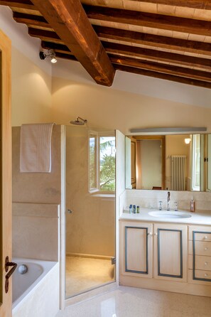 Duschwanne, Haartrockner, Bidet, Handtücher