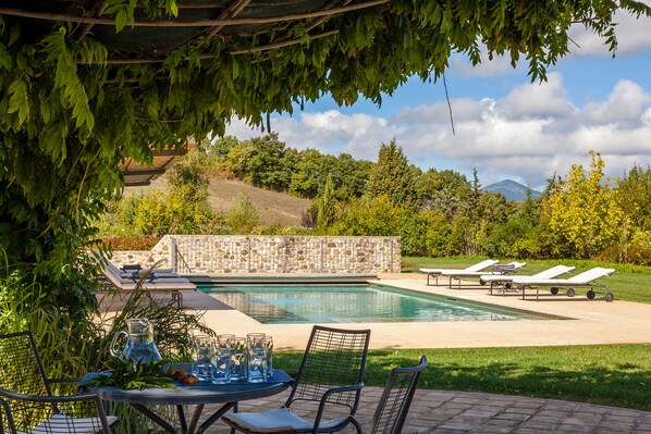 Piscina all'aperto, una piscina riscaldata