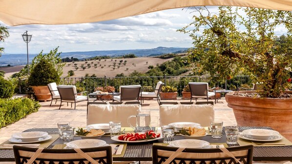 تناول الطعام بالخارج