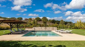 Piscina all'aperto, una piscina riscaldata