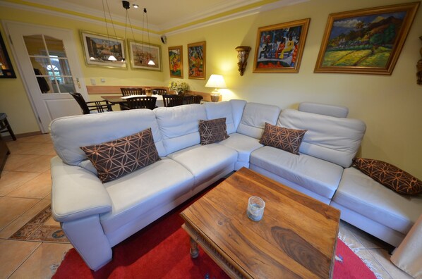 Flachbildfernseher, Bücher, Stereoanlage