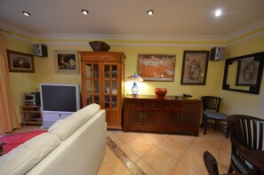 Flachbildfernseher, Bücher, Stereoanlage