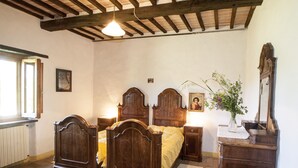 A bedroom with a wooden bed, bedside tables, a dresser, a mirror, and a window. - Farmhouse in the Tuscan countryside (Anghiari - Arezzo)