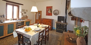 Réfrigérateur, four, plaque de cuisson, cafetiÚre/bouilloire