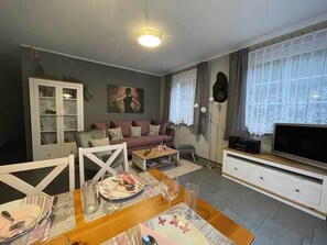 Smart-TV, DVD-Player, Bücher, Stereoanlage