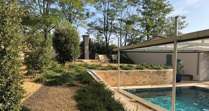 Boutique maison avec air conditionné et piscine à quelques pas de la ville