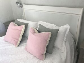 3 quartos, ferros/tábuas de passar roupa, berço de viagem
