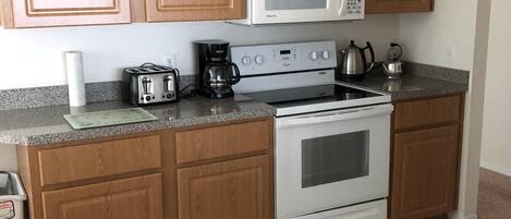 Refrigerador, microondas, horno y parrilla de estufa