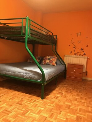 3 habitaciones, tabla de planchar con plancha y cuna de viaje 