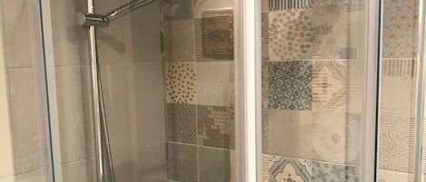 シャワー、ヘアドライヤー、タオル、石鹸