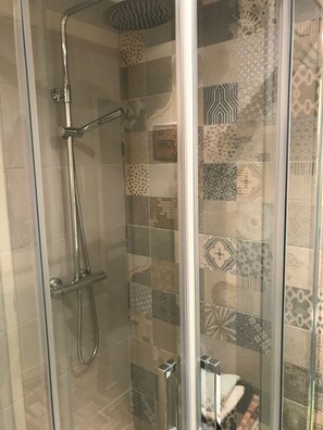 Douche, sèche-cheveux, serviettes fournies, savon