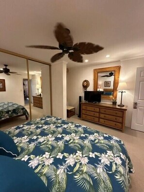 1 habitación, tabla de planchar con plancha y cuna de viaje