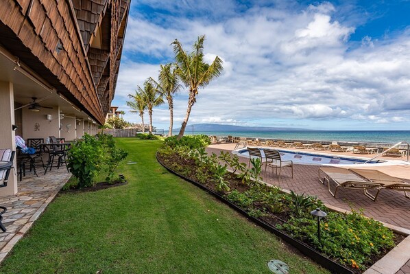 Outdoor dining - REDUCED RATES!! 101 Gorgeous corner, extra wide condo (Lahaina)