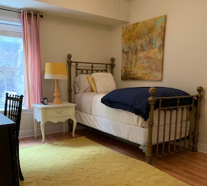 Second bedroom with the option of two twin beds.