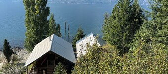 Kootenay Lake Lodge Waterfront Log Chalet - juste au bord de l'eau - WiFi gratuit
