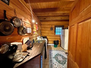 Stort kylskåp, mikrovågsugn, ugn och spishäll