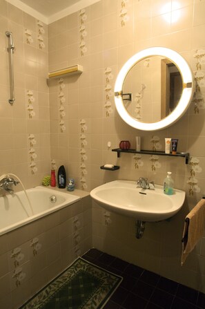 Combined shower/tub, hair dryer, towels