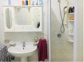 Dusche, Haartrockner, Handtücher, Seife