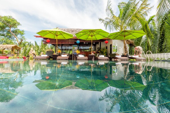 Bar tepi kolam renang